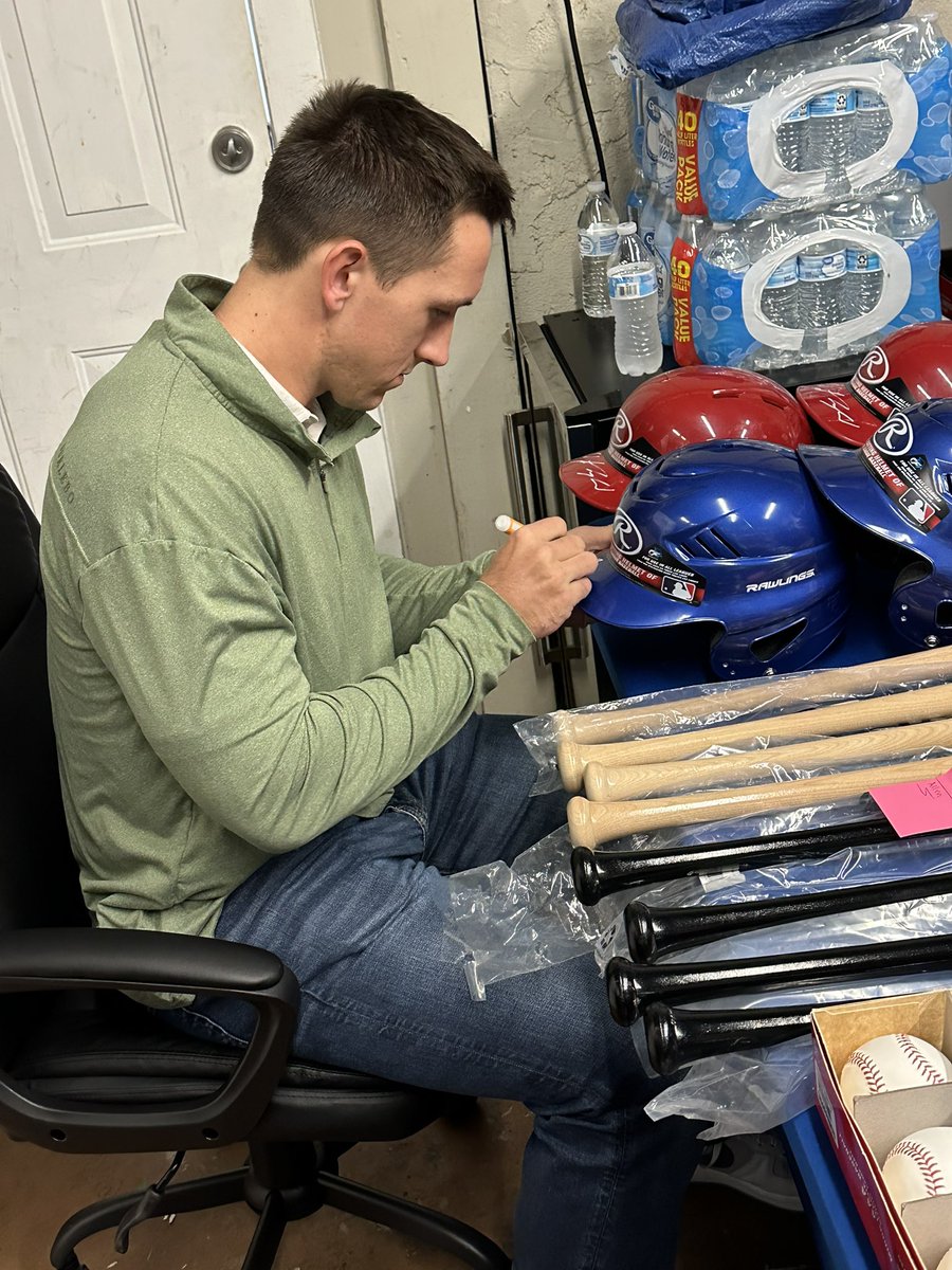 Sms8484's tweet photo. Wyatt Langford in the house! @WirthCollecting https://t.co/ec018PpZQm