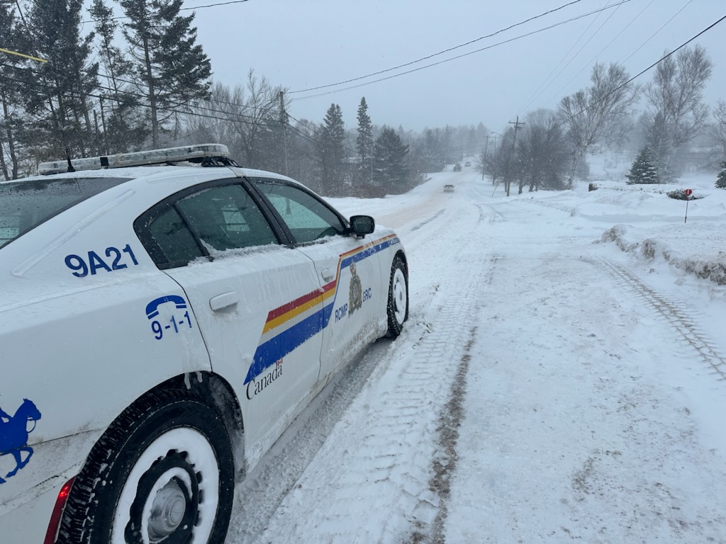 RCMPPEI's tweet photo. Snow continues to fall across #PEI🌨️❄️ Travel conditions are not ideal, if you must be on the roads, adjust your speed, headlights "ON" (not just daytime running lights) 💡🔦 and drive with caution. #DriveSafePEI  Cst. Parsons https://t.co/n3kB1u28Te