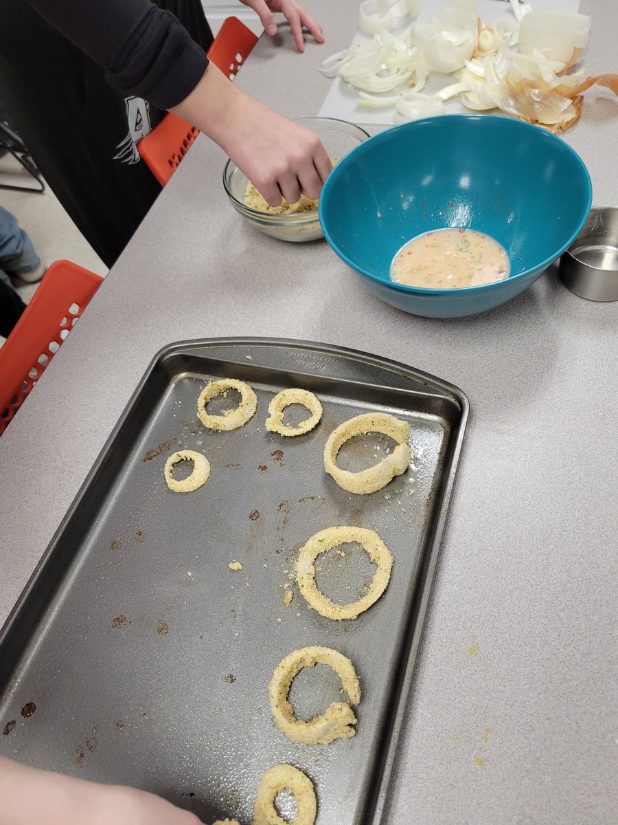 Anderson_FCS's tweet photo. This week, we learned a LOT about onions and then investigated Fried v Baked onions rings. You have to try both!
Tip... parsley gets rid of onion breath. #ThisWasFun #CookingClass #NeedMorePictures #AHSisFamily https://t.co/iXBemfUZYA