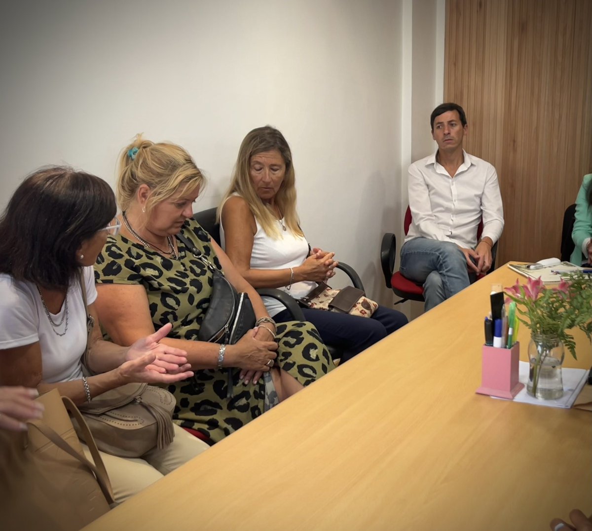 ArielMBordaisco's tweet photo. Cada una de estas docentes sufren el mal manejo de @homerogiles  y @Kicillofok. 

Están luchando por algo tan simple como que la obra social que pagan todos los meses cumpla el rol que corresponde. 

¿Qué pasa con IOMA?
¿Van a seguir sin hacer nada? https://t.co/kSSswqwrCa
