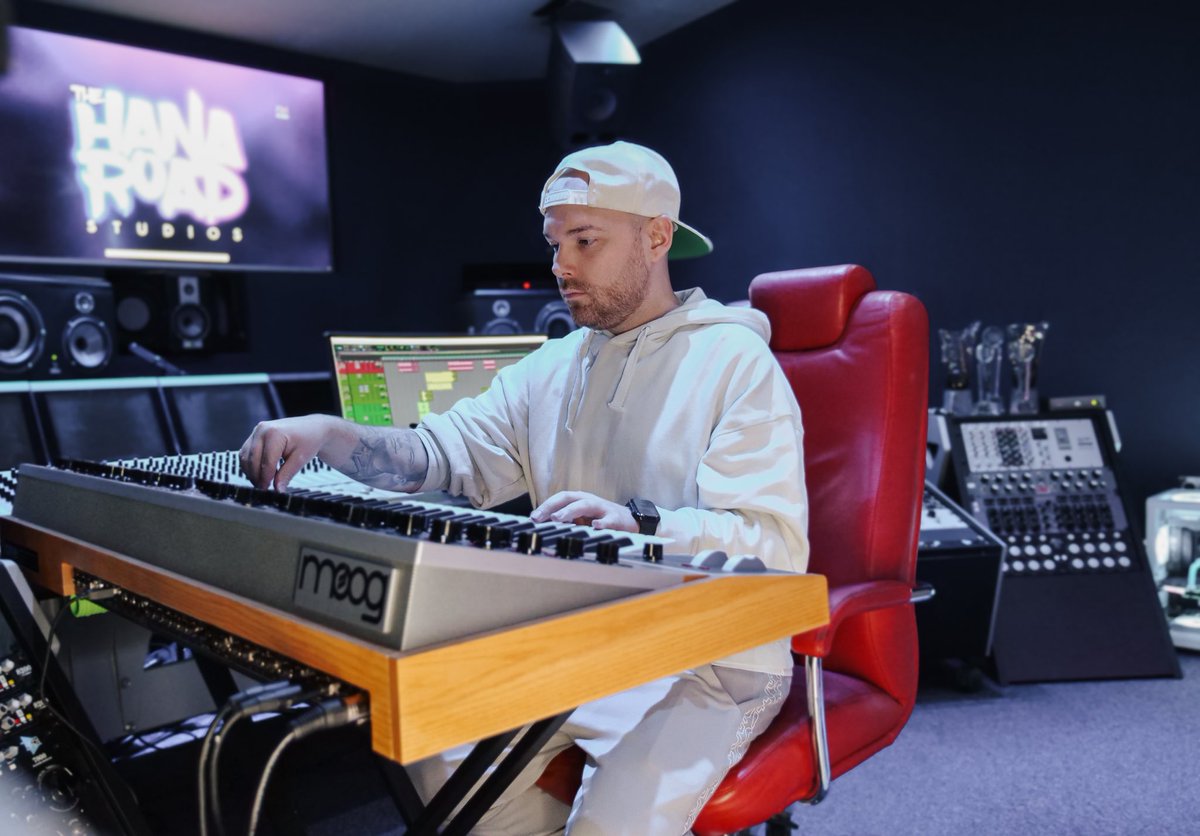 AndyPlaton's tweet photo. Another day at the office 🎹🎶 @moogmusicinc #MoogOne https://t.co/llmb2ZO6IG