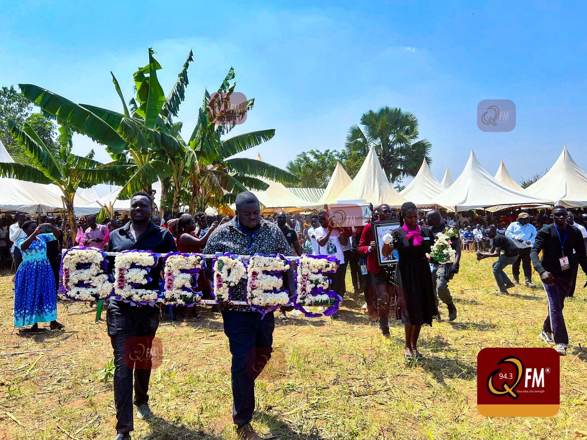 943qfmlira's tweet photo. PICTORIAL 📸
Close friends and fellow artists, honoring the memory of @BPeeofficial, solemnly carry his casket to its ultimate resting place in Inget, Dokolo District.
#RIPBeepee
#943qfmupdates https://t.co/2k2qeZR5px