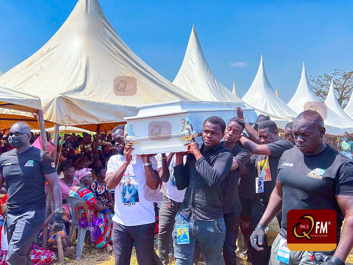 943qfmlira's tweet photo. PICTORIAL 📸
Close friends and fellow artists, honoring the memory of @BPeeofficial, solemnly carry his casket to its ultimate resting place in Inget, Dokolo District.
#RIPBeepee
#943qfmupdates https://t.co/2k2qeZR5px