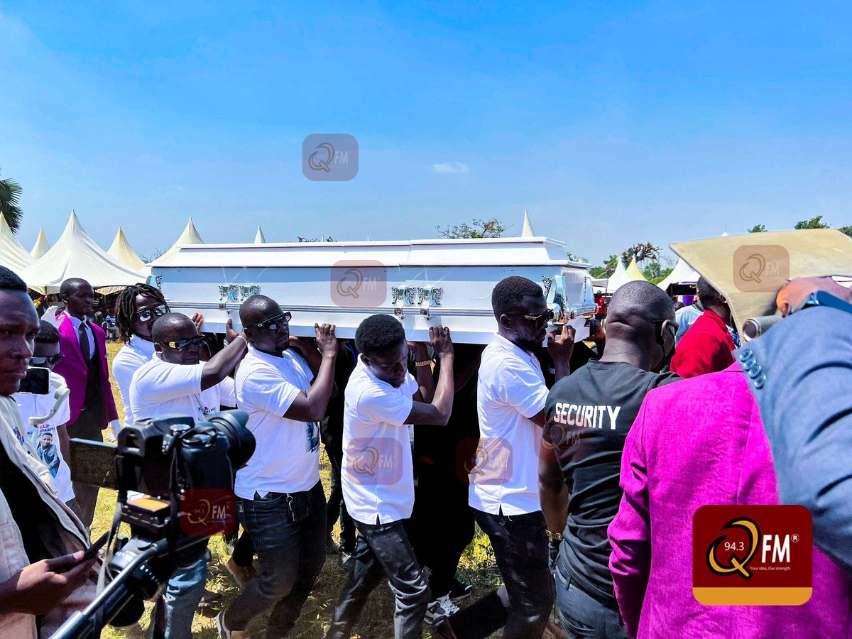 943qfmlira's tweet photo. PICTORIAL 📸
Close friends and fellow artists, honoring the memory of @BPeeofficial, solemnly carry his casket to its ultimate resting place in Inget, Dokolo District.
#RIPBeepee
#943qfmupdates https://t.co/2k2qeZR5px