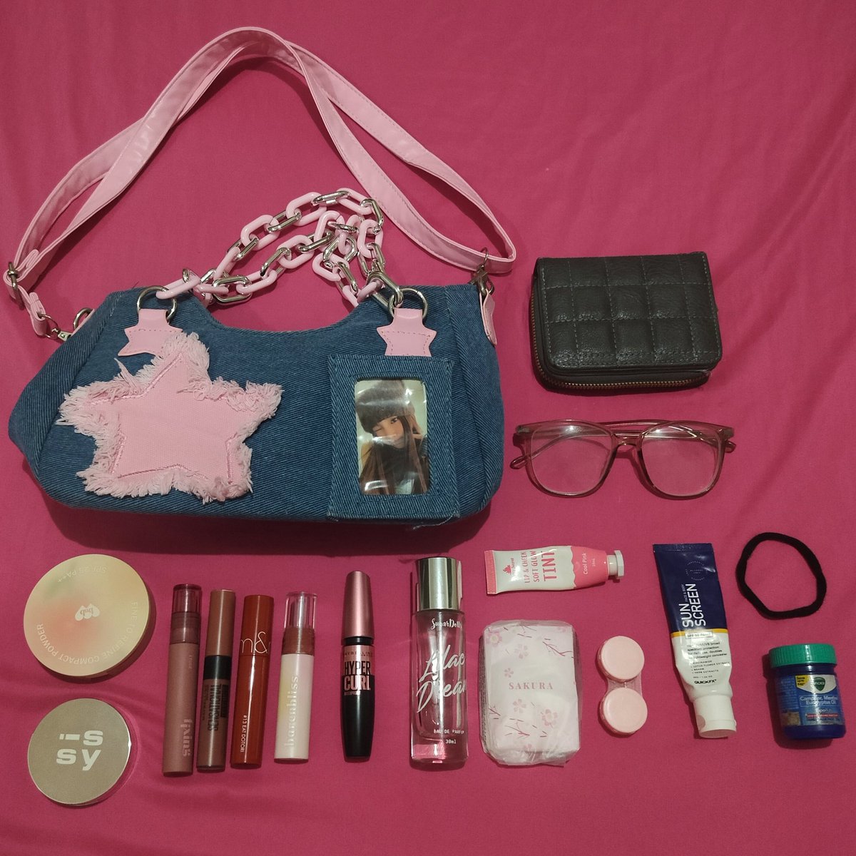 aeiosuh's tweet photo. what's in my bag 😮‍💨 https://t.co/YJR6AKUcrE