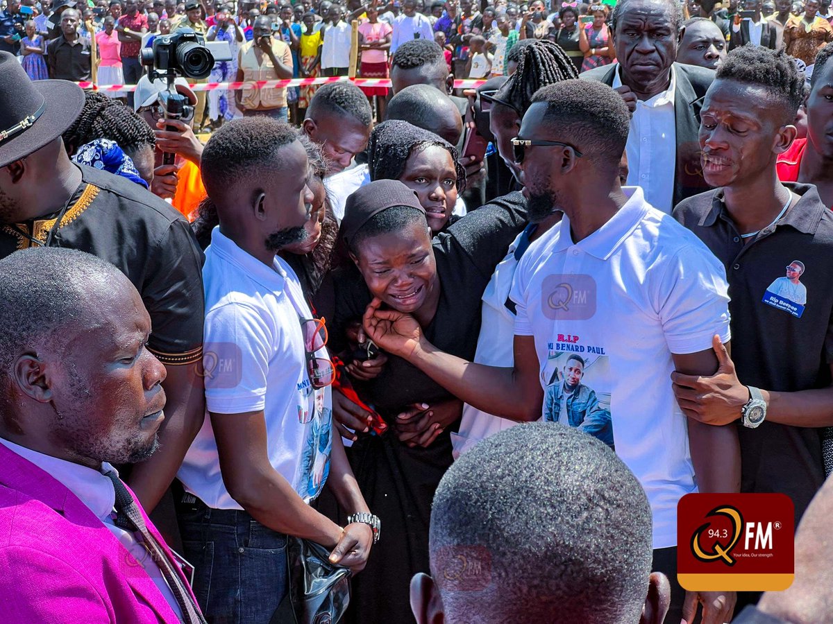 943qfmlira's tweet photo. PICTORIAL 📸
In a touching moment, the widow, family, and friends gather to say their final Goodbyes to Beepee.
#RIPBeepee
#943qfmupdates https://t.co/9PAdckWq1V