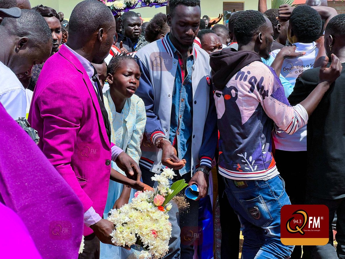 943qfmlira's tweet photo. PICTORIAL 📸
In a touching moment, the widow, family, and friends gather to say their final Goodbyes to Beepee.
#RIPBeepee
#943qfmupdates https://t.co/9PAdckWq1V