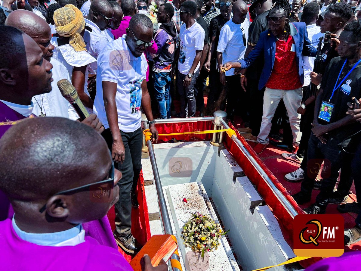 943qfmlira's tweet photo. PICTORIAL 📸
Heartfelt moments as the casket of Munu Benard aka Beepee is lowered, surrounded by love and memories. Rest peacefully, BEEPEE 🕊 
#RIPBeepee
#943qfmupdates https://t.co/VdIy1ep3aL