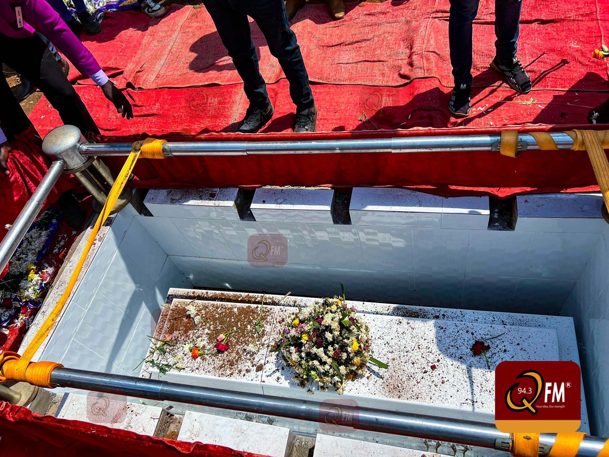 943qfmlira's tweet photo. PICTORIAL 📸
Heartfelt moments as the casket of Munu Benard aka Beepee is lowered, surrounded by love and memories. Rest peacefully, BEEPEE 🕊 
#RIPBeepee
#943qfmupdates https://t.co/VdIy1ep3aL