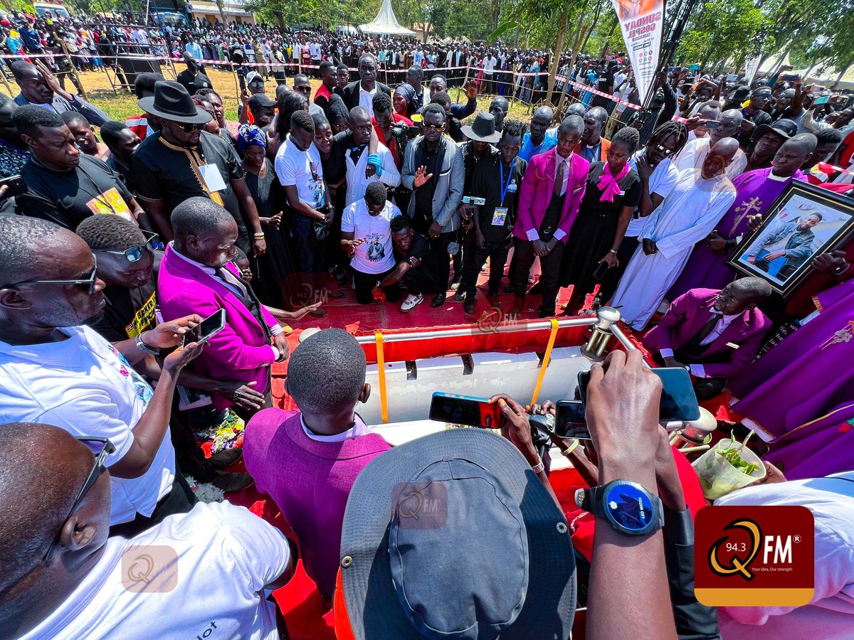943qfmlira's tweet photo. PICTORIAL 📸
Heartfelt moments as the casket of Munu Benard aka Beepee is lowered, surrounded by love and memories. Rest peacefully, BEEPEE 🕊 
#RIPBeepee
#943qfmupdates https://t.co/VdIy1ep3aL