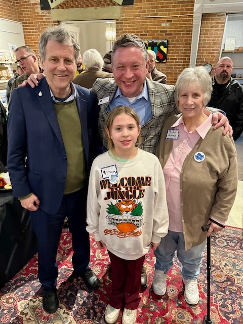 JoeForBetter's tweet image. I'm proud to say I share Sherrod Brown's passion for the dignity of work and working people.

At last night's @SenSherrodBrown fundraiser, not only did I get to meet a true legend in Ohio politics, but so did my 9-year-old daughter and my 80-year-old mom (she's a longtime fan!).