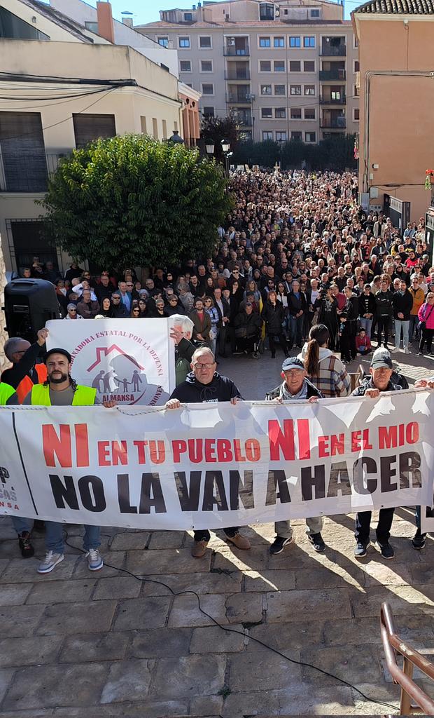 StopBiogas's tweet photo. Concentración en Almansa contra la instalación de una planta de Biogás y Fertilizantes #StopBiogasAlmansa https://t.co/LAq1h6vQDQ