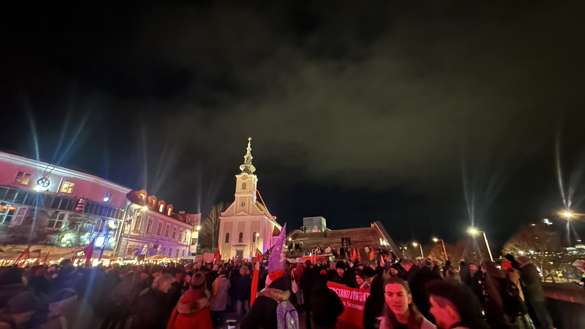 karin_links's tweet photo. @LinzGegenRechts einiges los hier 💪🏻✊🏼💪🏻. Demozug schon gestartet. 
#nobbb #oberösterreich #burschenbundball
#linzgegenrechts #antifa https://t.co/R9jcIw15Qq