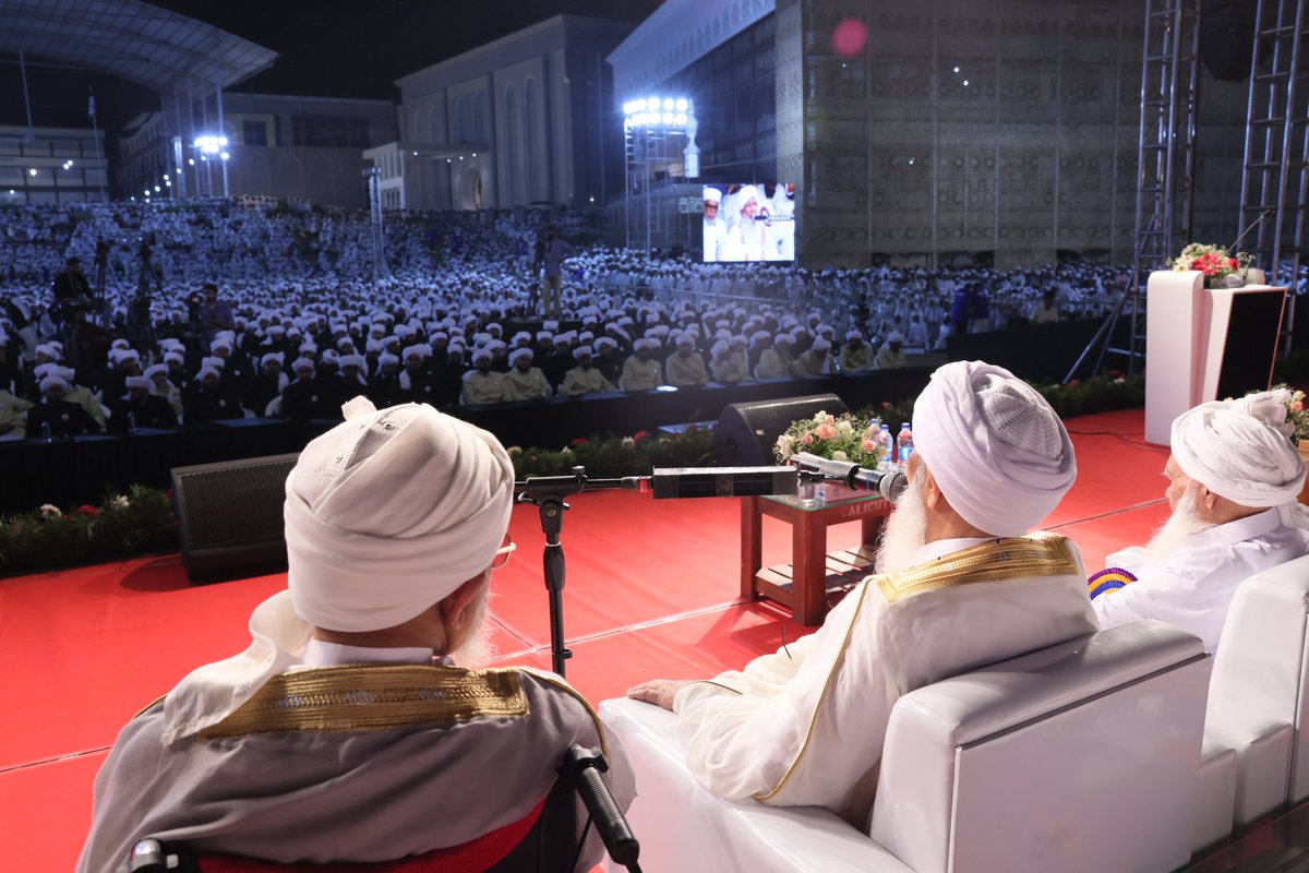 shkaboobacker's tweet photo. Delighted to give the Convocation speech at the Markaz Khatmul Bukhari, convocation conference, attended by distinguished Scholars and Sadats from different nations, alongside 478 graduating Saquafi scholars and thousands of Markaz well-wishers and public gathered. https://t.co/j97E7xNM4S