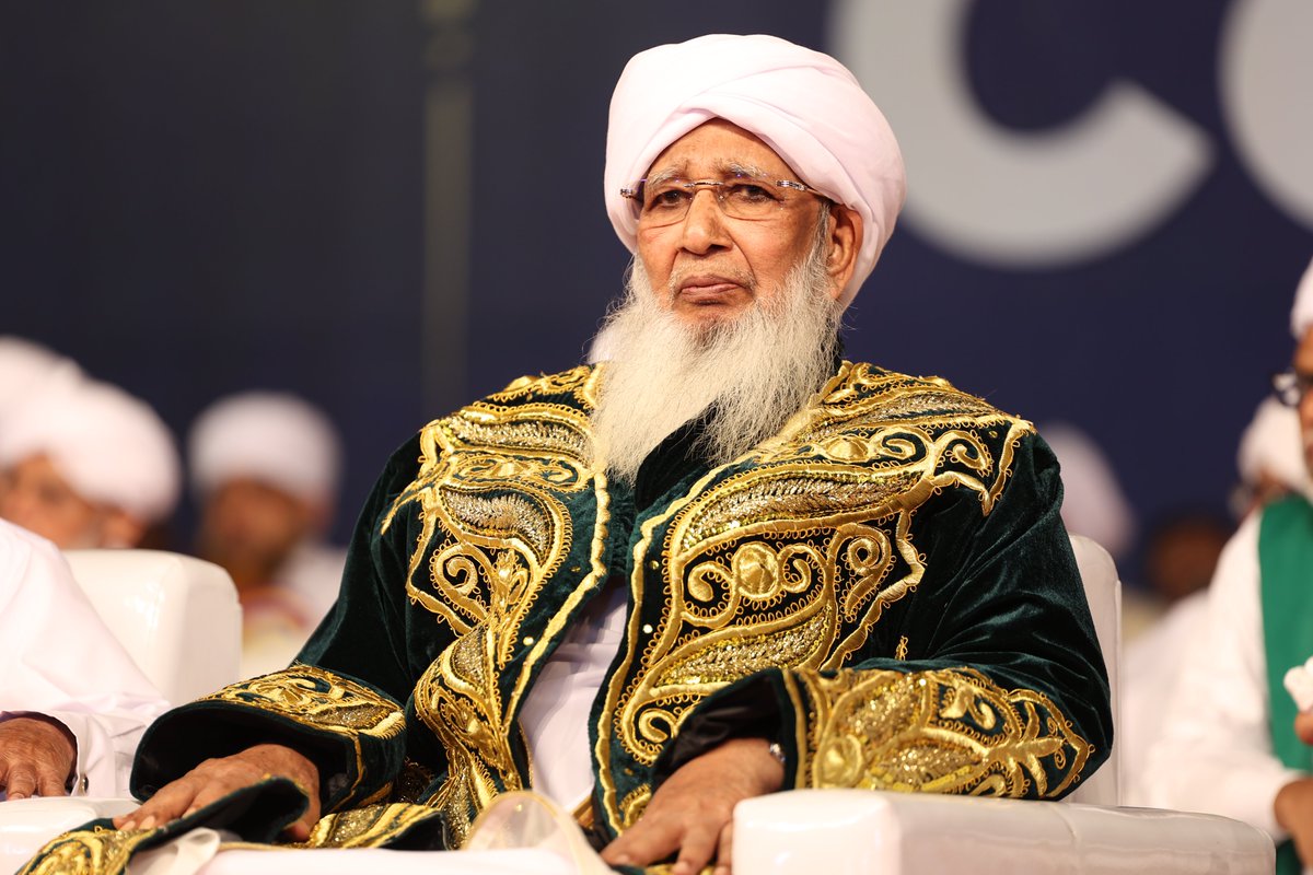 shkaboobacker's tweet photo. Delighted to give the Convocation speech at the Markaz Khatmul Bukhari, convocation conference, attended by distinguished Scholars and Sadats from different nations, alongside 478 graduating Saquafi scholars and thousands of Markaz well-wishers and public gathered. https://t.co/j97E7xNM4S
