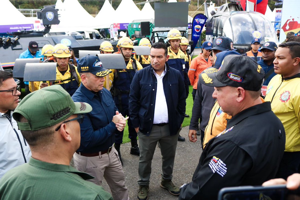 JosueLorcaV's tweet photo. Este comando integrado por 18.850 hombres y mujeres mas 7704 Guardaparques pertenecientes al Sistema Nacional de Parques, se activa en los 24 Edo. del país y es dirigido por el Sistema Nacional de Gestión de riesgo junto a nuestro Ministerio de Ecosocialismo. https://t.co/TZId6ZKTJI