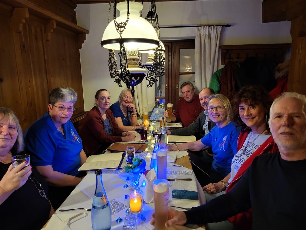 ElisabethCook2's tweet photo. @NDiamondFansDE celebrating @NeilDiamond and his music in Ulm. Cheers 💎🍷A Diamond is a fansbestfriend @KatieMcDiamond @fondmh https://t.co/OUYtUaUuSV https://t.co/lhovf8PtqQ