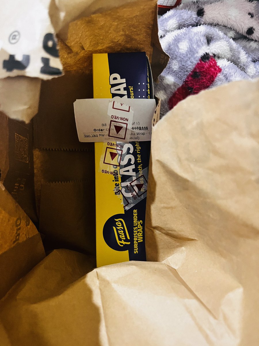 megha1399's tweet photo. @Swiggy @SwiggyCares 

Ordered a veg dal makhni but received something non veg wrap 

What is going on @Swiggy ?? https://t.co/5eQquzSspv