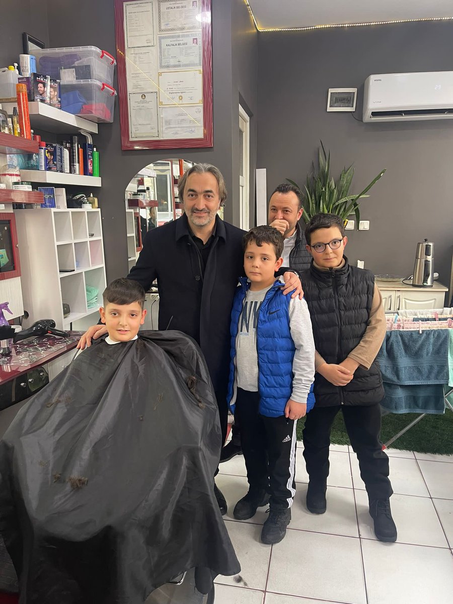 syigitoglu18's tweet photo. 50. Yıl Mahallemizde berber esnafımıza selam verdik, hayırlı işler diledik. 

Bize hoş sohbetleri ile gönüllerini açan hemşehrilerime teşekkür ediyorum. 

📍Salon Fenomen
📍Salon Berke
📍Salon Kerim https://t.co/LfD2wUtZy6