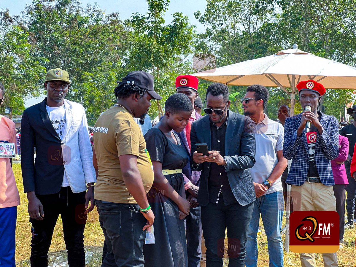 943qfmlira's tweet photo. @NUP_Ug President @HEBobiwine sends condolences of UGX 1M handed to the widow by Nubian Lee.
#RIPBeepee
#943qfmupdates https://t.co/VEb7mwCboY