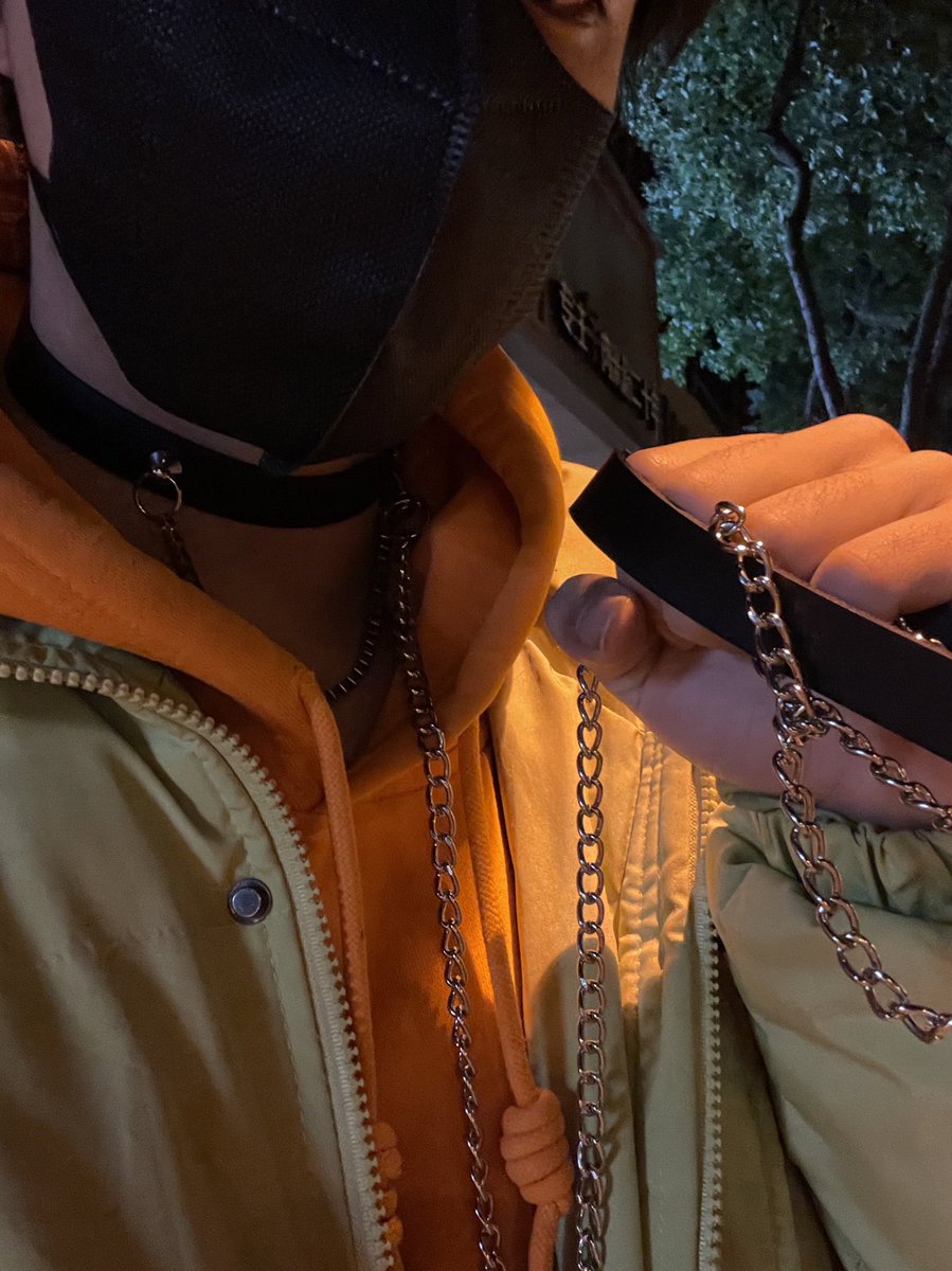 choker配橙色衣服
看上去有点好看诶
有人想牵吗