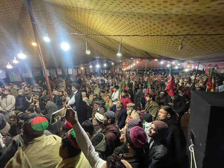 PTINowsheraa's tweet photo. ضلعی صدر پی ٹی آئی نوشہرہ و عمران خان کے نامزد امیدوار پی کے 88 میاں محمد عمر کاکاخیل ( انتخابی نشان بیج) نے امیدوار این اے 34 زولفقار خان کے ہمراہ آضاخیل بالا میں منعقدہ جلسہ عام میں شرکت کی ۔
#انتخابی_نشان_عمران_خان #8فروری_عوامی_ریفرںڈم https://t.co/v5Uj6K7cUc