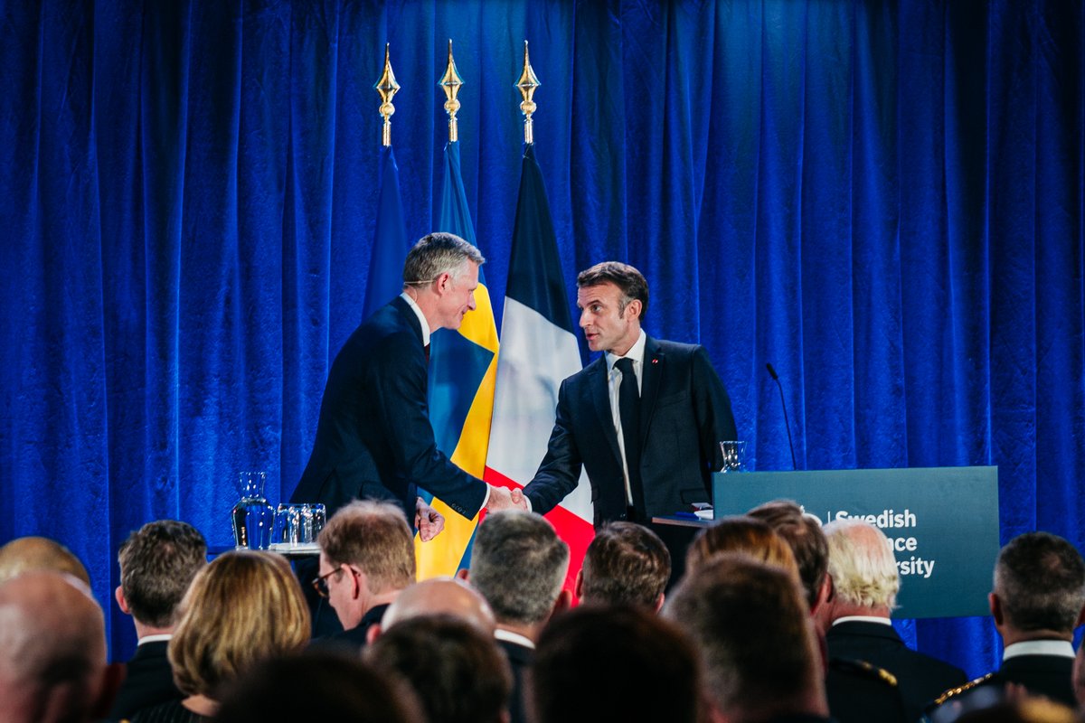 tomsamuelsson's tweet image. Under tisdagskvällen tog rektor @RobertEgnell emot president Macron på @Forsvarshogsk.
Där höll H.M. Konungen, president Macron och statsminister Kristersson anföranden om säkerhetspolitik.