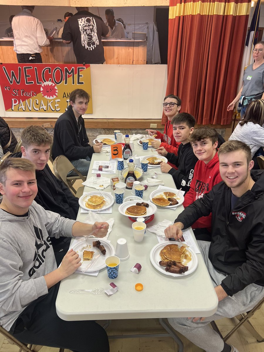 Great team breakfast this morning at St Paul’s. Thanks to Doug Murray and Marianne Morris for taking care of the boys today! 🥞 #SHSDawgs #HST