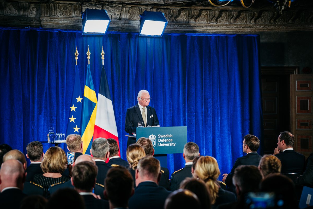 tomsamuelsson's tweet image. Under tisdagskvällen tog rektor @RobertEgnell emot president Macron på @Forsvarshogsk.
Där höll H.M. Konungen, president Macron och statsminister Kristersson anföranden om säkerhetspolitik.