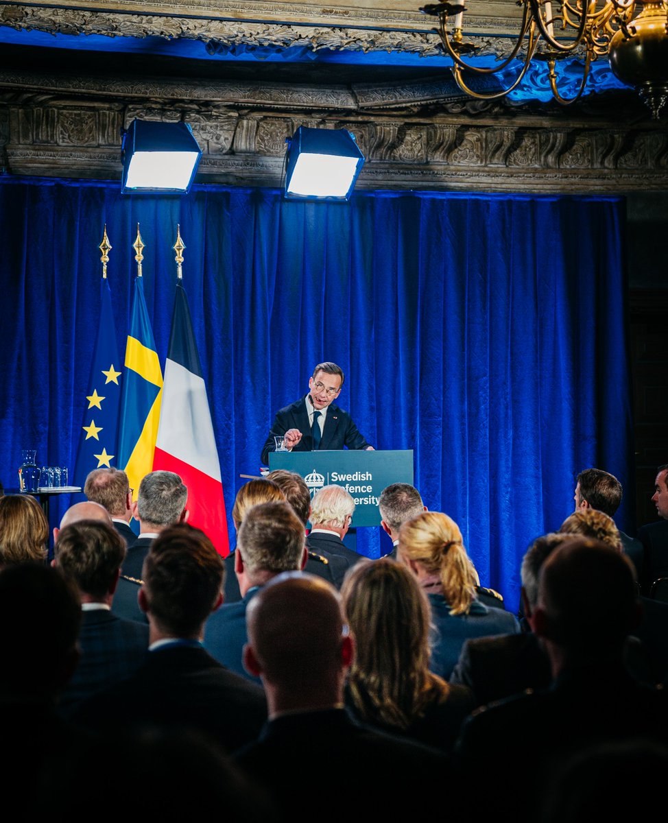 tomsamuelsson's tweet image. Under tisdagskvällen tog rektor @RobertEgnell emot president Macron på @Forsvarshogsk.
Där höll H.M. Konungen, president Macron och statsminister Kristersson anföranden om säkerhetspolitik.