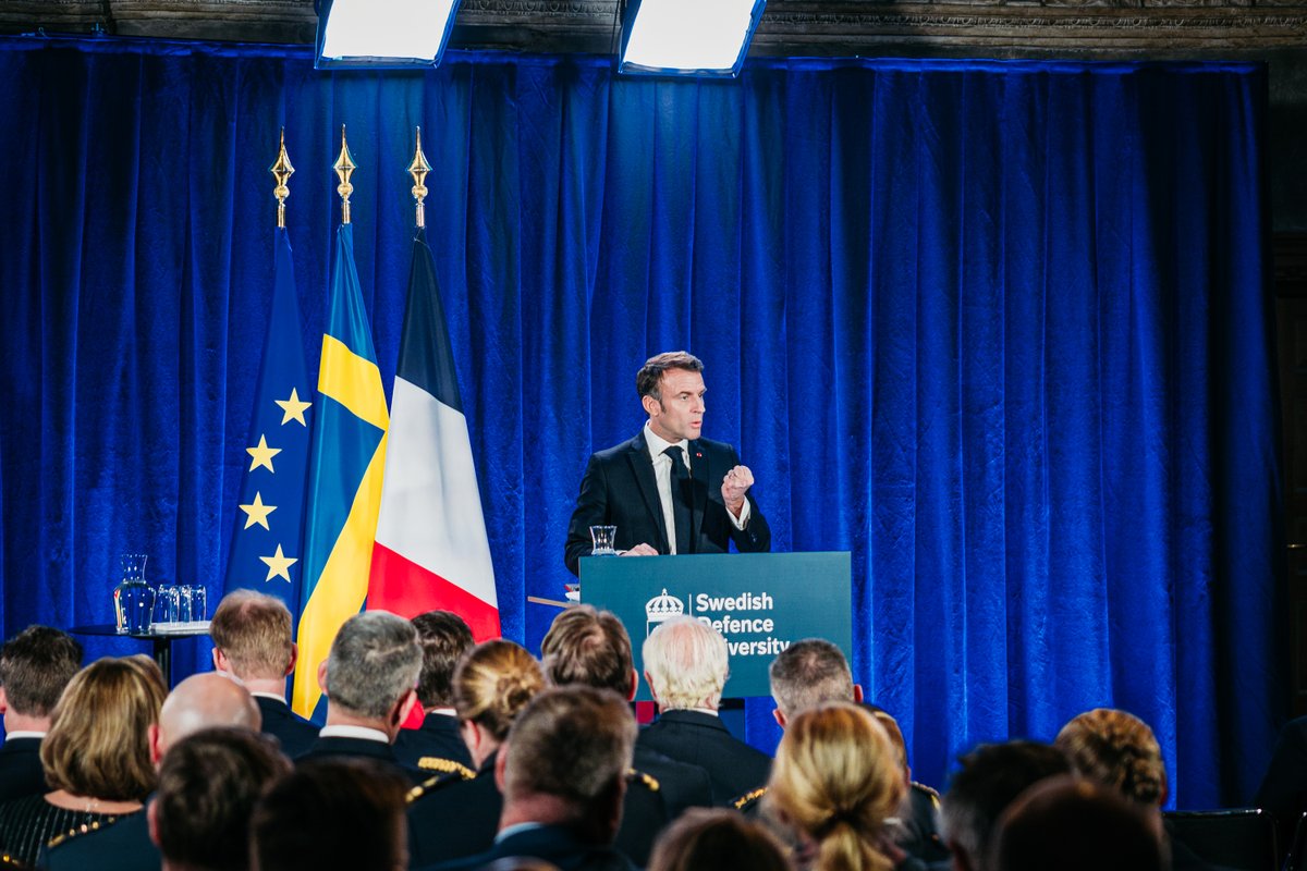 tomsamuelsson's tweet image. Under tisdagskvällen tog rektor @RobertEgnell emot president Macron på @Forsvarshogsk.
Där höll H.M. Konungen, president Macron och statsminister Kristersson anföranden om säkerhetspolitik.