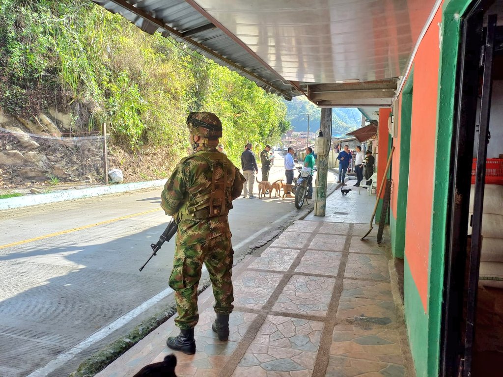 Ejercito_Div5's tweet photo. En el corregimiento de Playarrica de #SanAntonio, están sus soldados del Bat. Caicedo de la #SextaBrigada, brindando seguridad por medio de control militar y registro, para que los habitantes del sur del Tolima, estén tranquilos con la presencia de su @COL_EJERCITO

#PlanAyacucho https://t.co/8cAUd8YYoe