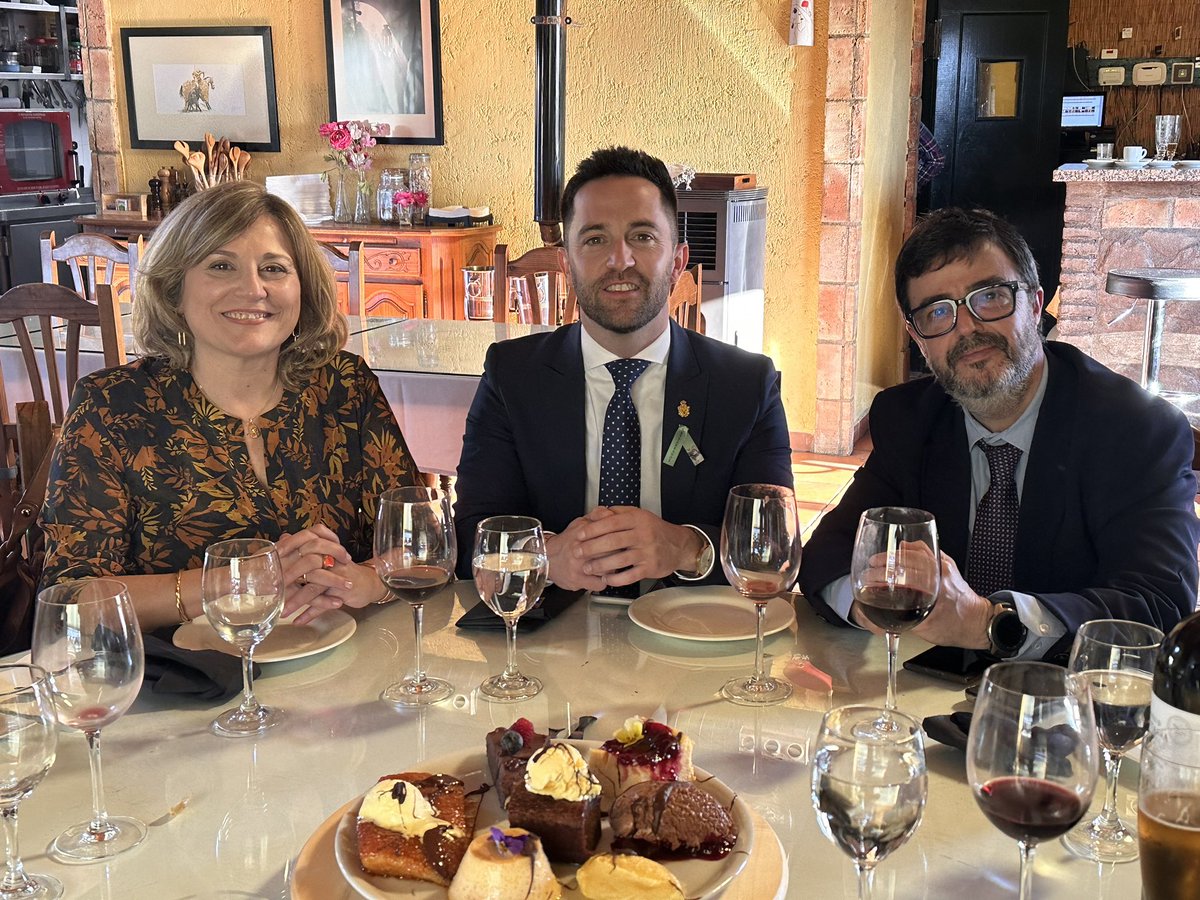 elllamadorcsr's tweet photo. El pregonero de Malaga Augusto Pansard y la de San Fernando Charo Perez @Chariwi en coloquio en la Feria Cofrade de Arriate con el Alcalde @FJavierAnet https://t.co/0dv66YwH55
