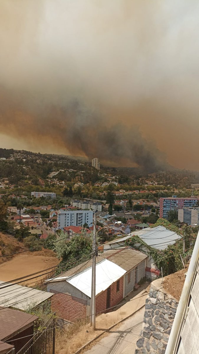 NoticiasValpoEx's tweet photo. #URGENTE #VIÑADELMAR

AHORA| El fuego no da tregua en Vila del Mar, en estos momentos sectores de Miraflores Alto y bajo, canal Beagle, Chorrillos Alto, El Salto siendo afectados por el fuego,gran cantidad de viviendas nuevamente siendo afectadas. https://t.co/ILgpPdp1Ah