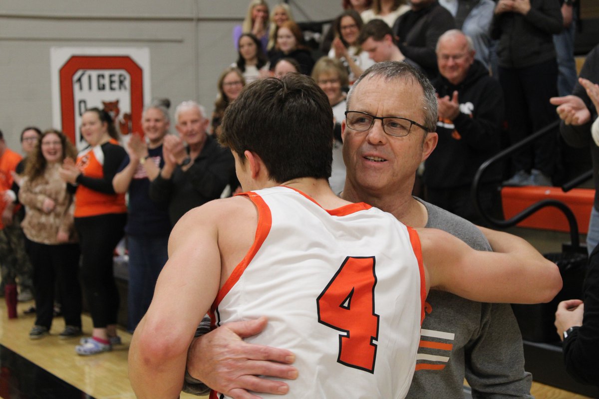 @BasketballOlney senior guard @ianwink05 (1,008) is the 20th member of Olney's 1,000-point club. @OneTigerNation1 @deuceandabuse @areasports @wmixsports @NestoHoops @Rick_Sports10 @MartySports10 @pughgrant @ILLHoopsScoops @HardwoodPrepsIL @DXNCHAMPIONS