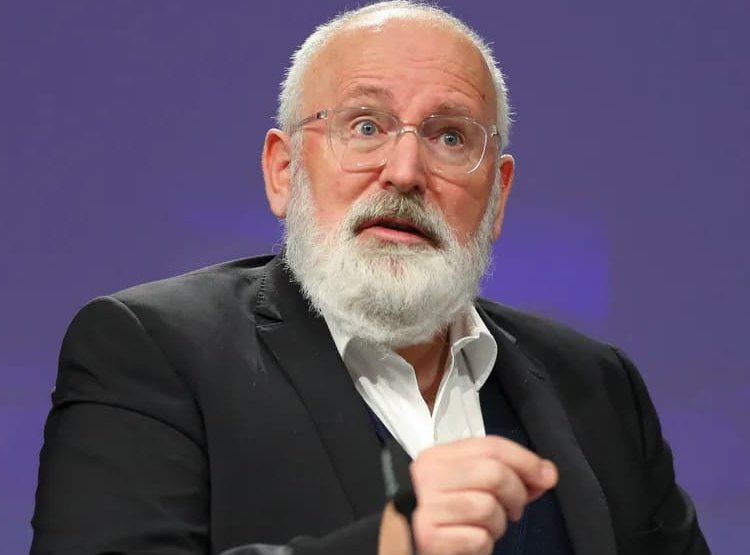 Als het aan Timmermans ligt gaan DUIZENDEN levens van boeren KAPOT met klimaat als smoes! Als boeren in VERZET komen is het ineens 'bedreiging'. Omgekeerde wereld! 

Doe een ♥️ &amp; RT als je Timmermans ZAT bent!