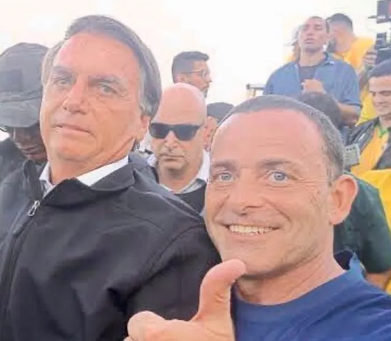 ATENÇÃO!! O delegado do caso Marielle que foi espionado por Bolsonaro foi AFASTADO DO CASO, sabe quem afastou? Alan Turnowski, das fotos abaixo!!

Então Bolsonaro espionou a promotora e o delegado do caso Marielle. A promotora saiu por interferência política e o delegado foi