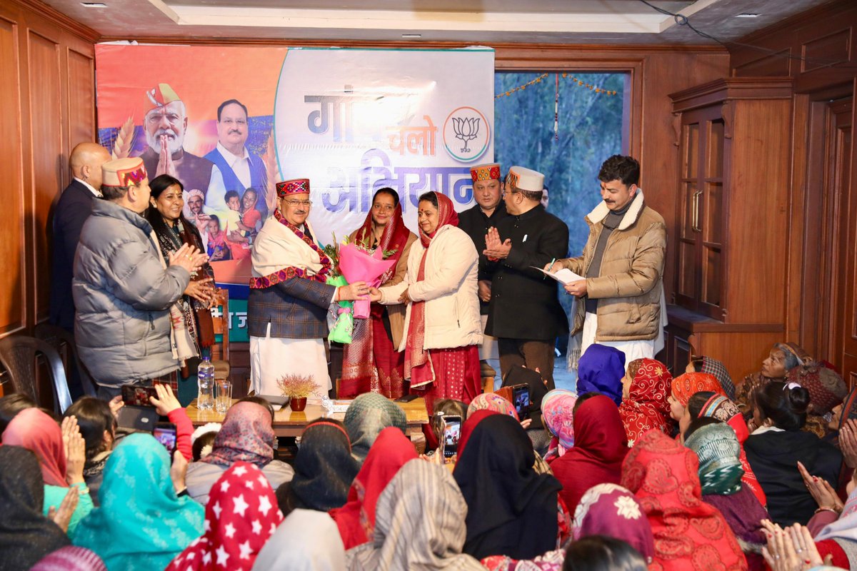 JPNadda's tweet photo. आज काँगड़ा जिले की पालमपुर विधानसभा के अंतर्गत जिया पोलिंग बूथ, भवारना से 'गांव चलो अभियान' का शुभारंभ किया।

इस दौरान गांव के जनता-जनार्दन से आत्मीय भेंट कर बूथ की बैठक ली और स्वयं सहायता समूह की महिलाओं से बातचीत करने का अवसर प्राप्त हुआ।

यह अभियान भा��पा के कोटिशः कार्यकर्ताओं हेतु आदरणीय प्रधानमंत्री श्री @narendramodi जी के नेतृत्व में हमारे सरकार की कल्याणकारी योजनाओं को जन-जन तक पहुंचाने और 'विकसित भारत निर्माण' में सभी की सहभागिता सुनिश्चित करने का सशक्त माध्यम बनेगा।