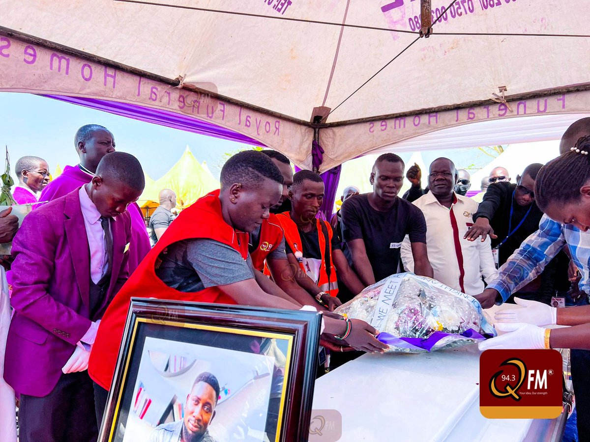 943qfmlira's tweet photo. Radio 94.3 QFM staff, the official broadcasters, pay respects with a wreath at the funeral of the late Beepee. 
#RIPBeepee
#943qfmupdates https://t.co/aXqks3M3kT