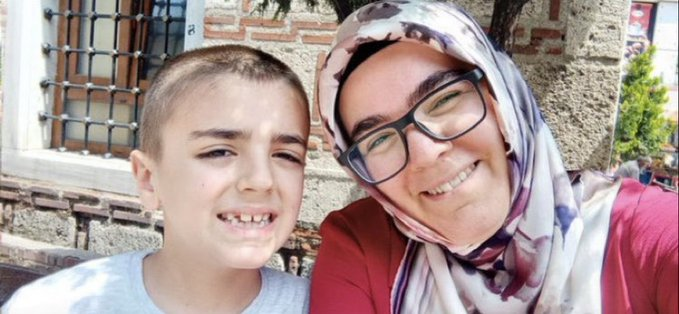 masumlaravuslat's tweet photo. Anne ve babası tutuklu olan otizmli Tarık'ın bakımını yapan babaanne Namiye Ekmekçi: 

"Ben ona yetemiyorum, sabah akşam annesini soruyor. Hiç olmazsa gelinime ev hapsi verilsin. Yok mu vicdan sahibi bir yetkili?" @yilmaztunc

OtizmliTarık AnnesineKavuşsun https://t.co/Tvfu6OTKkS