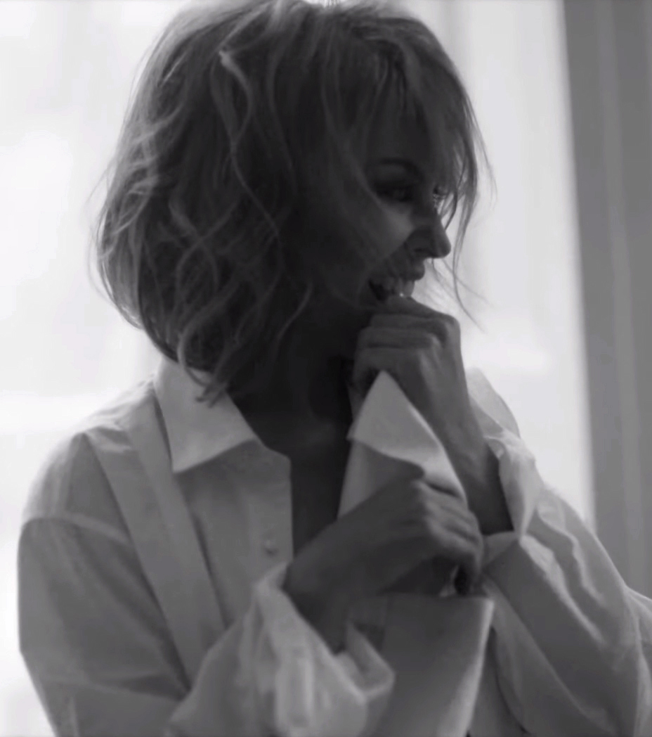KylieOTD's tweet photo. 3 February 2014 • Kylie Minogue released the official music video for 'Into the Blue'. https://t.co/NTwNXp5dky