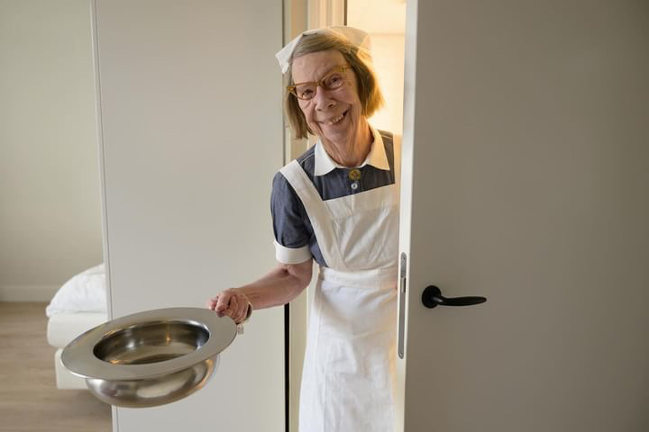 alzheimernl's tweet photo. “Ze leefde er echt van op.” 🥰 Geïnspireerd door het #tvprogramma het #PerfectePlaatje, ging Annette met haar moeder, die #dementie heeft, terug naar een herinnering uit de tijd dat ze verpleegkundige was. Annette: ”Het was voor ons een heel fijn en vrolijk project om te doen.” https://t.co/SIsDf3Fl3Y