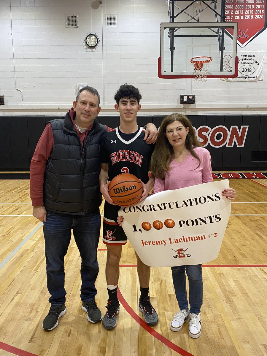 EmersonSports's tweet photo. Congratulations to Jeremy Lachman Emerson High Schools newest 1000 point scorer!! @VarsityAces https://t.co/0hUZvTCVV5