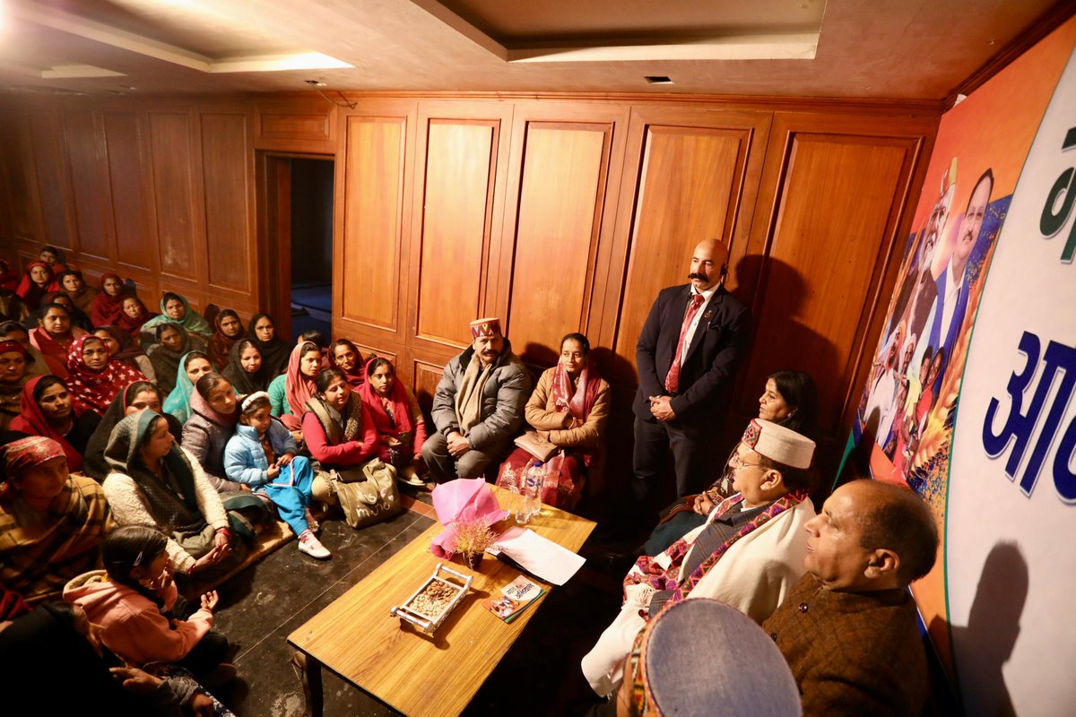 JPNadda's tweet photo. आज काँगड़ा जिले की पालमपुर विधानसभा के अंतर्गत जिया पोलिंग बूथ, भवारना से 'गांव चलो अभियान' का शुभारंभ किया।

इस दौरान गांव के जनता-जनार्दन से आत्मीय भेंट कर बूथ की बैठक ली और स्वयं सहायता समूह की महिलाओं से बातचीत करने का अवसर प्राप्त हुआ।

यह अभियान भा��पा के कोटिशः कार्यकर्ताओं हेतु आदरणीय प्रधानमंत्री श्री @narendramodi जी के नेतृत्व में हमारे सरकार की कल्याणकारी योजनाओं को जन-जन तक पहुंचाने और 'विकसित भारत निर्माण' में सभी की सहभागिता सुनिश्चित करने का सशक्त माध्यम बनेगा।