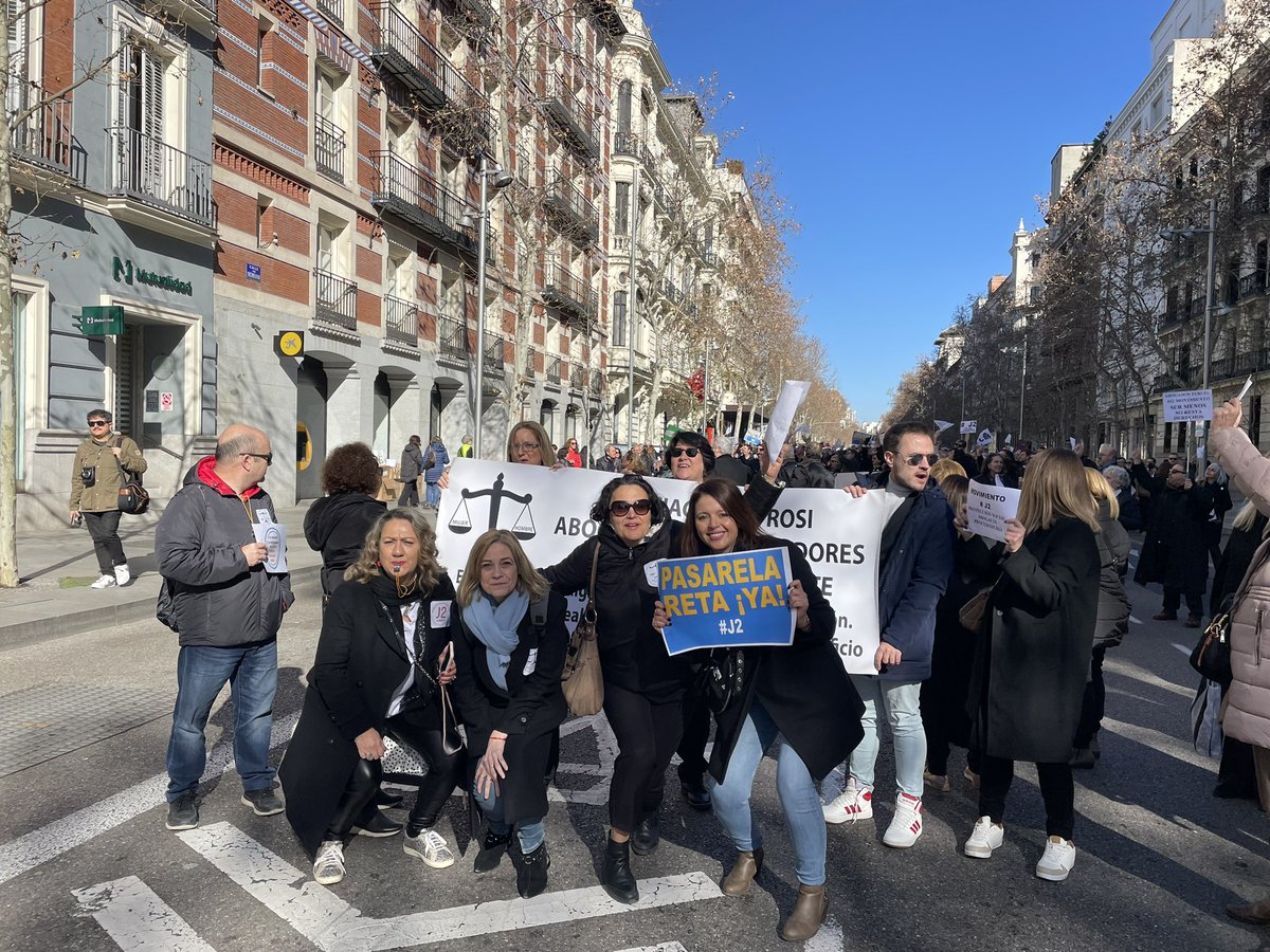 CarmenPicazoCs's tweet photo. El abogado es una pieza esencial en la administración de Justicia, y siempre ha estado en el escalón más bajo en cuanto a derechos. 

Ha llegado el momento de reivindicar, de exigir dignidad para la profesión. Unidos y firmes. 

#PasarelaRetaYA https://t.co/A6rfAuivQN
