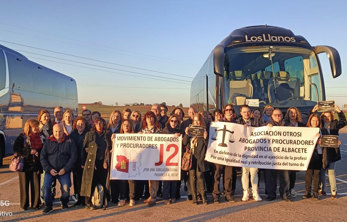 CarmenPicazoCs's tweet photo. El abogado es una pieza esencial en la administración de Justicia, y siempre ha estado en el escalón más bajo en cuanto a derechos. 

Ha llegado el momento de reivindicar, de exigir dignidad para la profesión. Unidos y firmes. 

#PasarelaRetaYA https://t.co/A6rfAuivQN