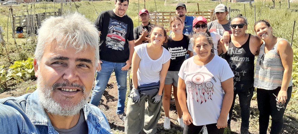 Val_Fabian's tweet photo. ¡Un #Sabado huertero🍅!

Trabajamos en la #HuertaComunitaria del merendero #APuroCorazon, cercamos, tutoramos y se limpio el espacio.

Gracias #Lau y #Diego, #EquipoSaludMBB, Sec. #UFerroviaria, vecinos y equipo de #HuertasDeLaCiudad🌱 por el trabajo en equipo.

#SigamosCerca🙌 https://t.co/UtrWIdLp0t