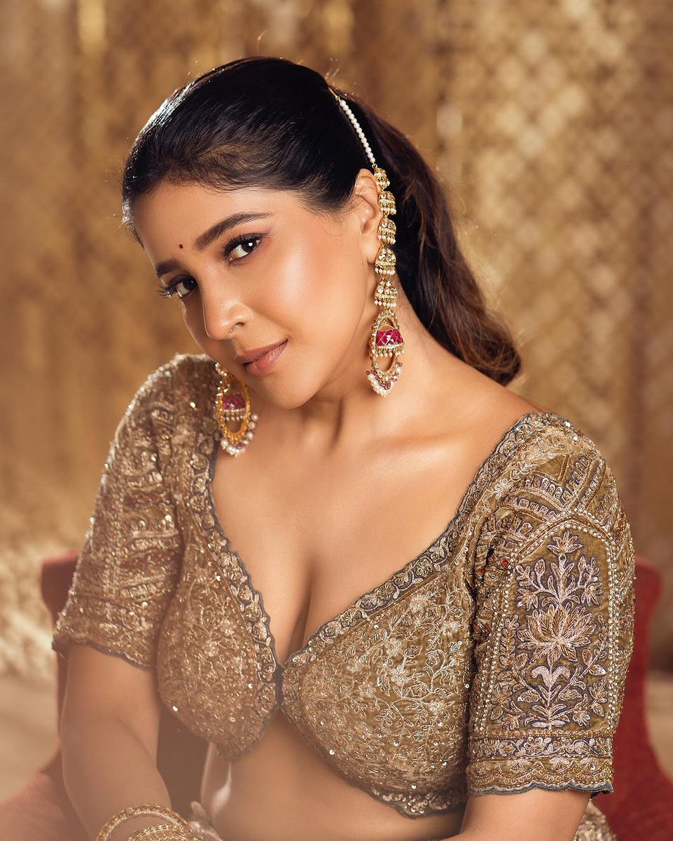 actressupdate1's tweet photo. Actress #sakshiagarwal looks all Glitz and Glam in her recent photoshoot 📸

 @Prabhastylish https://t.co/VLHyuRGJ7l