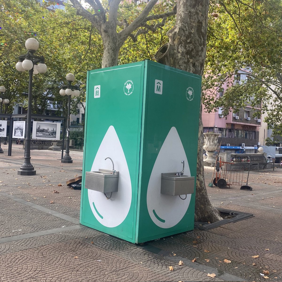 Ola de calor en Montevideo 🌡️ Casi 3.000 personas viven en la calle. El Mides no les da ni una botella de agua. Por suerte, la @montevideoIM puso bebederos gratuitos en la calle. Pero seguro le van a encontrar el pelo al huevo para criticarlo...