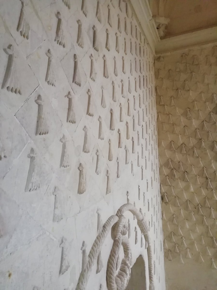 Voici le décor qu'a choisi Anne de Bretagne pour son petit oratoire au logis de Loches...
Je tiens à présenter toutes mes excuses aux Bretons. Je pensais que vous étiez chauvins par choix, mais en faites vous n'y pouvez rien, c'est juste dans votre sang 😅